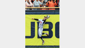 담장을 지배한 박해민… ‘LG 승리’ 낚아챘다