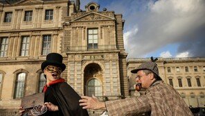 루브르 보석 절도 2명 체포…박물관 직원 공모 정황