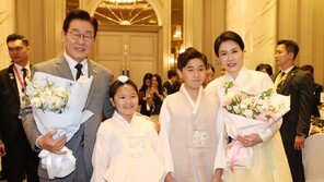 말레이 동포 만난 李 “한국인이냐는 물음에 ‘두근두근’ 않는 나라 만들 것”