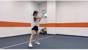 ‘현빈♥’ 손예진, 긴 머리 싹둑…테니스 여신으로