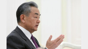 왕이 中외교, 미중회담 앞두고 “무역의 정치화 종식해야” 비판