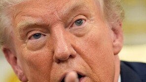 “트럼프, 바이든 당선 인증하려는 펜스에 ‘겁쟁이’ 위협”