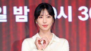 ‘LG 오랜 팬’ 배우 김소연, KS 2차전 시구…애국가는 성악가 신문희