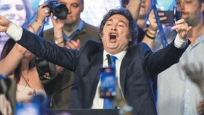 트럼프, 돈으로 노골적 개입… 밀레이 중간선거 압승