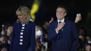 ‘성전환 루머’ 마크롱 영부인, 세무 기록에 ‘남성’ 표기…해킹 논란