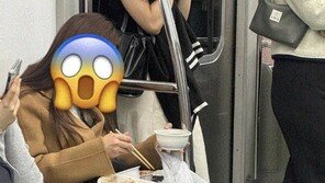 지하철 2호선 한상차림 ‘김치 보쌈녀’ 등장…“쌈 싸 먹고 앉아있네”