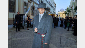 뷔, 사자보이즈 진우 실사판…여심 혼문 흔든 K-하이브리드룩