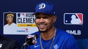 MLB 다저스 베츠, ‘로베르토 클레멘테상’ 수상…팀 역대 4번째