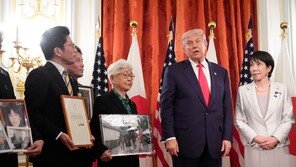 트럼프, 日서 납북자 가족 만나 “할수 있는 모든 것 하겠다”