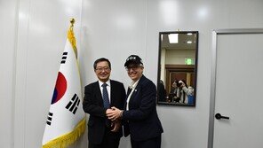 미 오리건 주지사, 전쟁기념사업회 방문