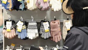 “어휴 추워” 매장에 방한용품 등장