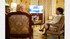 TV 앞에서 화기애애… 백악관, 트럼프-다카이치 야구 시청 사진 공개