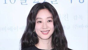 정려원 세월 비껴간 미모…손하트 보이며 활짝