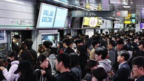 [단독]강남역 계단 밀집도, ‘마비상태’의 2배… “매일 압사위험 느껴”