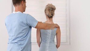 “허리가 삐뚤어졌어요”…‘이 질환’ 방치시 보행장애 온다