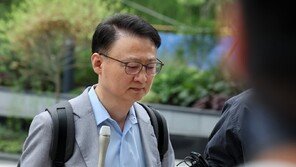 ‘웰바이오텍 주가조작’ 구세현 前 대표 구속 심사 출석