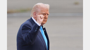 트럼프, 예포 21발 최고예우 받으며 방한…YMCA 울려퍼진 김해공항