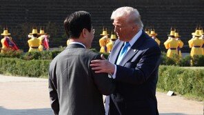 “지도자의 강력한 권위 상징”…금관 선물에 트럼프 끄덕끄덕