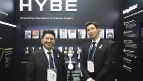 방시혁 의장·BTS RM, ‘APEC CEO 서밋’ 개회식 참석…하이브 홍보부스 둘러봐