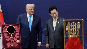 트럼프 받은 훈장, 금값만 1억…은도 110돈 쓰여[청계천 옆 사진관]