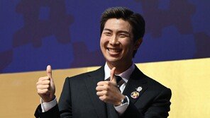 BTS RM 등장하자 환호 폭발…조용하던 APEC 행사장 ‘들썩’
