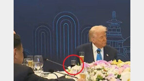 ‘콜라광’ 트럼프 이번에도 역시… 샴페인은 입에 대는 시늉만