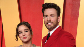 ‘캡틴 아메리카’ 크리스 에반스, 아빠 됐다…전 세계 팬 축하