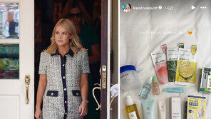 28세 백악관 대변인 “한국 화장품 샀다” SNS 인증샷