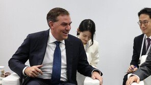 트럼프, 21개국 기업인 모인 자리서 “美에 투자할 때”