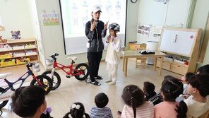 자전거 타기 전에 헬멧 이렇게 써야해요