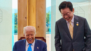 “와우!” 파안대소 트럼프, 정상회담 전 방명록에 남긴 말은