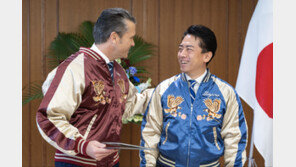 日방위상, 첫 대면한 美국방장관에 자수 점퍼 ‘스카잔’ 선물