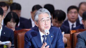 경찰, ‘금품 수수 혐의’ 강호동 농협중앙회장 출국금지