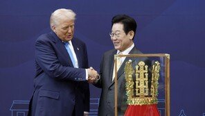 “트럼프 금관 보면서 표정관리 실패” 바디랭귀지 전문가 분석