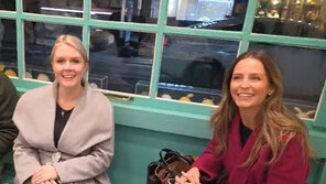 트럼프 홍보담당 여성 참모들, 황리단길 젤라또 가게서 포착