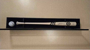 금관 받은 트럼프, 야구배트 줬다…대통령실 美측 선물 공개