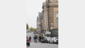 루브르 박물관의 왕관보석 절도 범행 5명 추가 체포돼