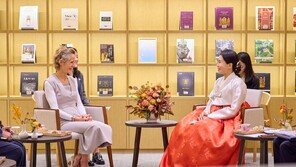 한복 차려입은 김혜경 여사 “오늘은 캐나다 국기 색으로”