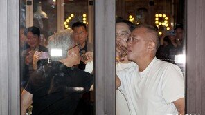 러브샷하고 치킨 나눠준 ‘AI 깐부’ 이재용·정의선·젠슨황