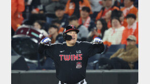 ‘9회 대역전극’ LG, 4차전서 한화 7-4 제압…우승 ‘1승 남았다’