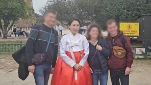김혜경 여사, 한복 차림으로 첨성대 등장…관광객과 사진 촬영
