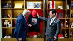 트럼프 머그샷 굿즈에 시선 고정…한미 정상회담 사진 화제