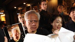 젠슨 황, 시민에 ‘바나나우유·치킨’ 선물…한국식 팬서비스 화제