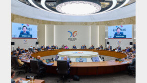 ‘지각이냐 의전이냐’…입장 순서 바꿔 ‘주인공처럼’ 등장한 시진핑