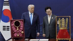 “버거킹 됐다”… 트럼프의 금관 선물, 美 방송 3사 토크쇼 폭소