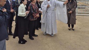 불국사 간 IMF 총재 “아름답고 놀라워”…황리단길엔 갓 쓴 외국인