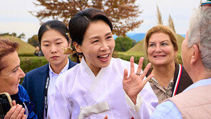 김혜경 여사, 불국사에 APEC 배우자 초청…직접 고른 선물은?