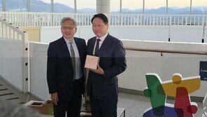 젠슨 황, 깐부회동 이어 최태원과 면담…친필 서명 컴퓨터 선물도