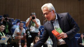 과자 건네고, 아이스크림 먹고… 젠슨 황의 친근했던 기자회견[청계천 옆 사진관]