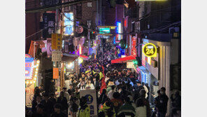 금요일의 핼러윈…이태원역 무정차 통과-홍대엔 11만 명 모여